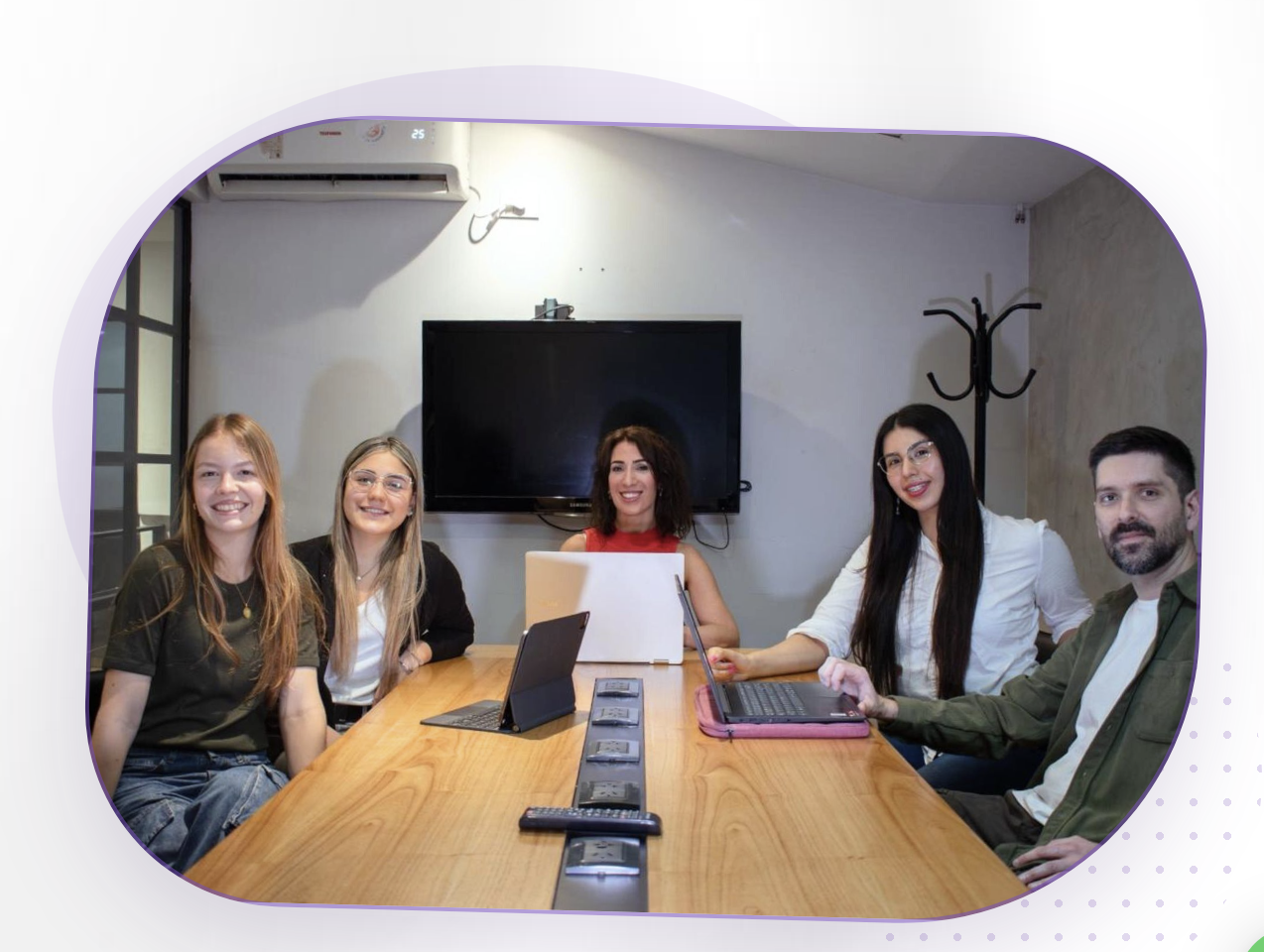 Equipo de Pirsomet reunido en la oficina